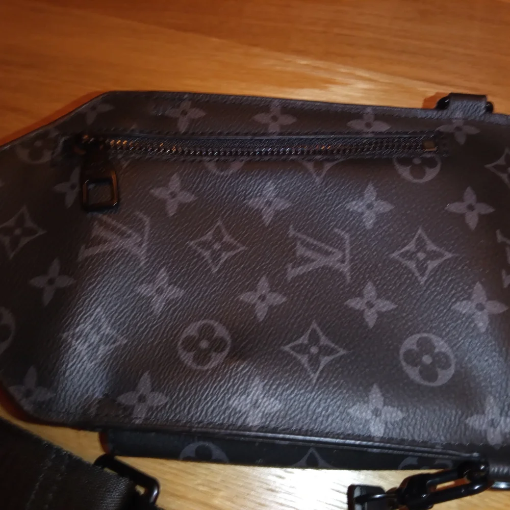 Louis Vuitton Black Monogram Men's Bag - Picture 4 of 7
